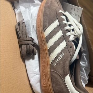 Adidas Handball Spezial W Sneakers in White and Gum